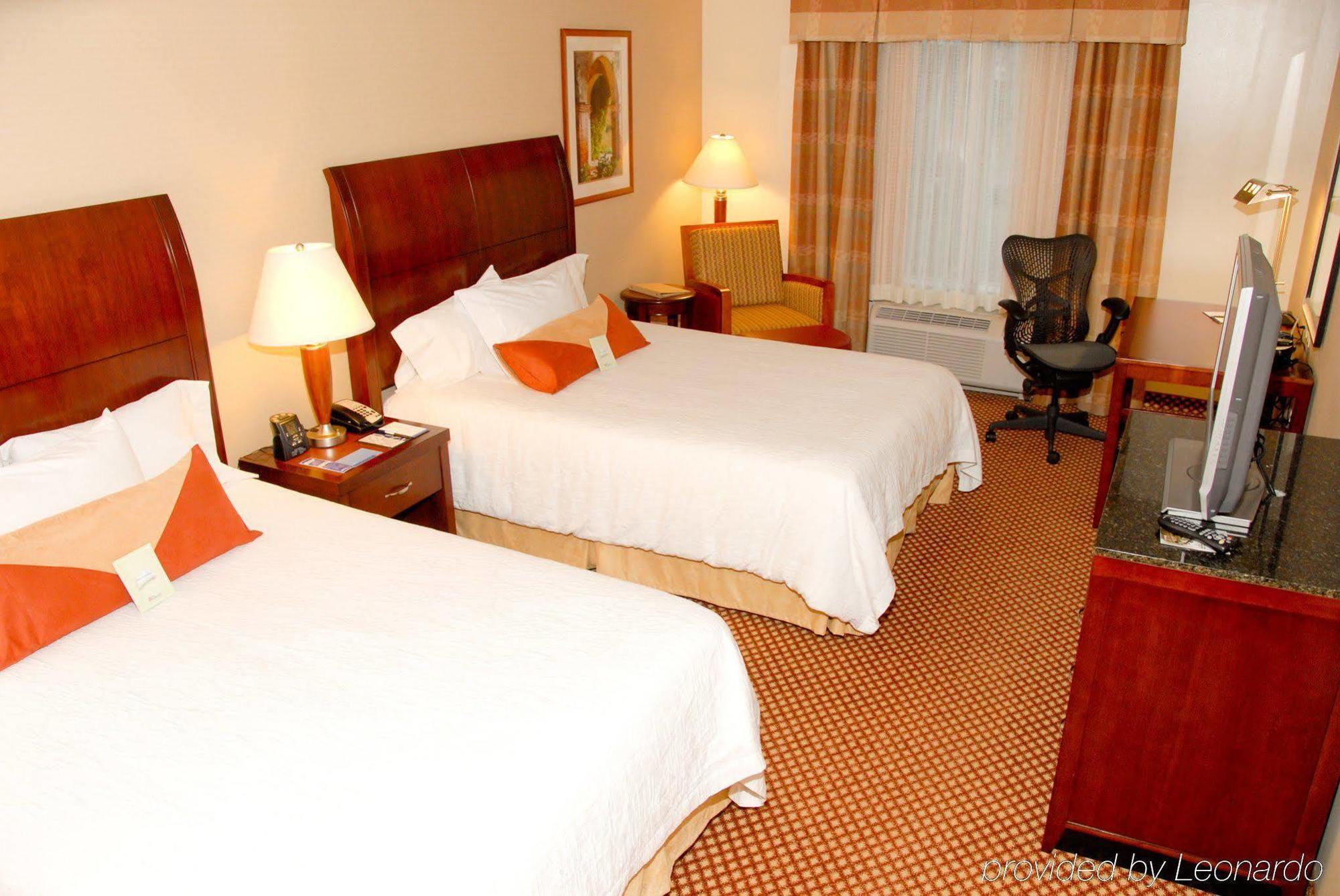 Hilton Garden Inn Riverhead Phòng bức ảnh